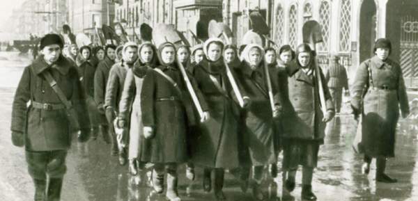 Отряд МПВО следует к месту проведения аварийных работ.  1942.